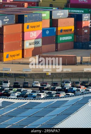 Der Blick von einem vertäterten Kreuzfahrtschiff auf das geschwungene Dach des Horizon Cruise Terminal in Southampton, England, zeigt ein abstraktes Muster der Sonne Stockfoto