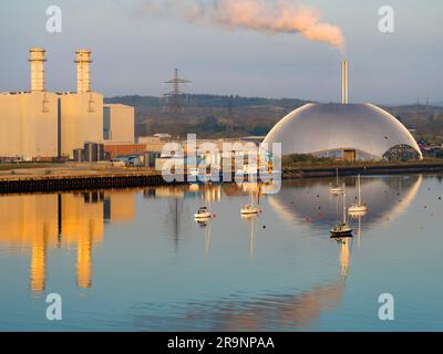 Der surreale, glitzernde Klumpen hier bei Southampton Water ist Marchwood ERF, eine moderne, hochmoderne Müllverbrennungsanlage in Mar Stockfoto