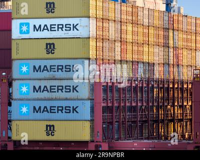 Der Hafen von Haifa ist der größte in Israel; er verfügt über einen ganzjährig betriebenen natürlichen Tiefwasserhafen und bedient sowohl Passagier- als auch Handelsschiffe. Es Stockfoto