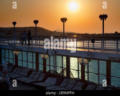 Limassol ist nach Nikosia die zweitgrößte Stadt Zyperns. Hier sehen wir ein Paar, das sich an Bord eines Kreuzfahrtschiffes unterhält Stockfoto