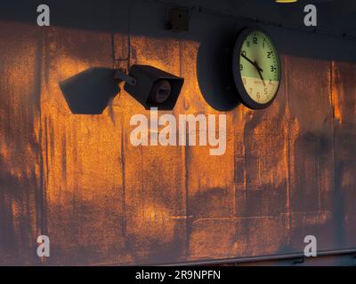 Es ist leicht zu erkennen, wie reizvoll das Kreuzfahren ist, manchmal: Feines Essen, das rund um die Uhr für Sie zubereitet wird, alle Getränke, die Sie halten können, alles wird erledigt, Stockfoto