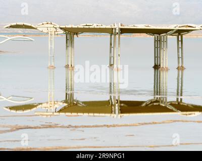 Eingebettet in ein Grabtal zwischen Jordanien im Osten und Israel im Westen liegt ein ungewöhnlicher Salzsee, der zufällig der niedrigste landgestützte See ist Stockfoto