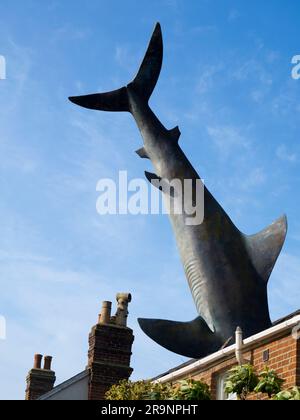 Der Headington Shark ist eine Dachskulptur in der New High Street in Headington, Oxford, England. Dieses surreale öffentliche Kunstwerk zeigt einen überdimensionalen Sh Stockfoto