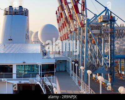 Der Hafen von Haifa ist der größte in Israel; er verfügt über einen ganzjährig betriebenen natürlichen Tiefwasserhafen und bedient sowohl Passagier- als auch Handelsschiffe. Es Stockfoto