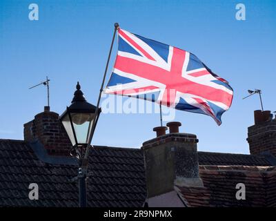 Abingdon behauptet, die älteste Stadt in England zu sein. Hier befinden wir uns auf der mittelalterlichen Brücke über die Themse und blicken nach Norden in Richtung Abingdon Museum und dem To Stockfoto