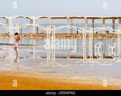 Eingebettet in ein Grabtal zwischen Jordanien im Osten und Israel im Westen liegt ein ungewöhnlicher Salzsee, der zufällig der niedrigste landgestützte See ist Stockfoto