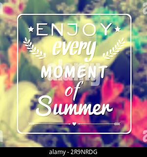 Vektorhintergrund mit unscharfen Blumen, Rahmen und Text „Genießen Sie jeden Moment des Sommers“. Vintage-Design. Stock Vektor