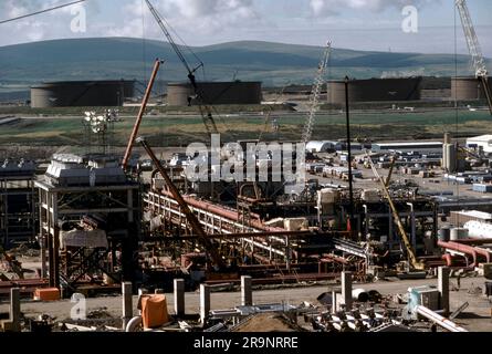 Nordseeöl am Sullom Voe Terminal im Bau. Öllagertanks für British Petroleum (BP). Sullom Voe, Shetlands Festland, Shetland Islands, Schottland, ca. 1979. UK 1970S HOMER SYKES Stockfoto