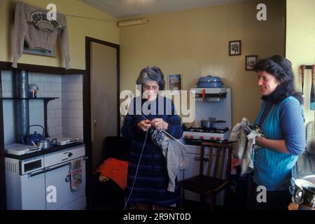 Frauen Crofters Schottland. Eine Crofting-Familie, Mutter und Tochter in der Küche. Die ältere Frau strickt einen Fair Isle Pullover, einer wurde gewaschen und wird zum Trocknen über dem Herd aufgehängt, bevor er in einem lokalen Geschäft verkauft wird. Shetlands Festland, Shetland Islands, Schottland, um 1979. UK 1970S HOMER SYKES Stockfoto