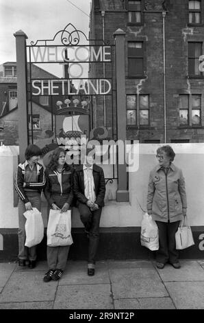 "Willkommen auf den Shetland" -Schild. Lerwick, Shetlands Festland, Shetland Islands, Schottland, ca. 1979. UK 1970S HOMER SYKES Stockfoto