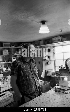 Shetlands Daily Life 1970s Ein Ladenbesitzer hinter der Theke seines Gattungslagers. Shetlands Festland, Shetland Islands, Schottland 1979. 70er Jahre HOMER SYKES Stockfoto