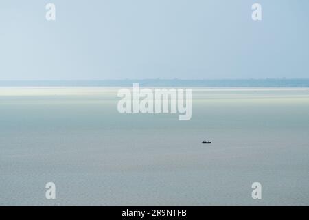 Luftaufnahme eines kleinen Fischerboots im Meer. Schiff im blauen Meer Stockfoto