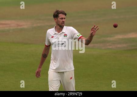 London, Großbritannien. 28. Juni 2023. Lancashires Tom Bailey Bowling, während Surrey es mit Lancashire bei der County Championship im Kia Oval am vierten Tag aufnehmen kann. Kredit: David Rowe/Alamy Live News Stockfoto