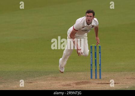 London, Großbritannien. 28. Juni 2023. Lancashires will Williams Bowling, während Surrey Lancashire bei der County Championship im Kia Oval, Tag vier, antritt. Kredit: David Rowe/Alamy Live News Stockfoto