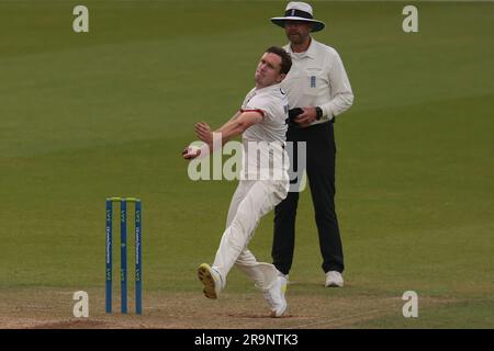 London, Großbritannien. 28. Juni 2023. Lancashires will Williams Bowling, während Surrey Lancashire bei der County Championship im Kia Oval, Tag vier, antritt. Kredit: David Rowe/Alamy Live News Stockfoto