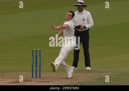 London, Großbritannien. 28. Juni 2023. Lancashires will Williams Bowling, während Surrey Lancashire bei der County Championship im Kia Oval, Tag vier, antritt. Kredit: David Rowe/Alamy Live News Stockfoto