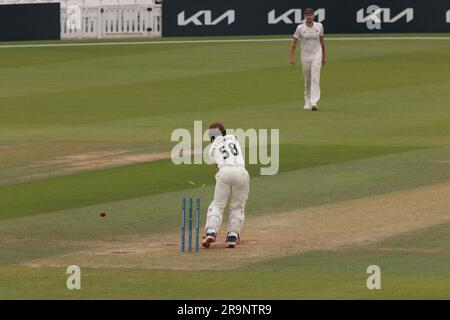 London, Großbritannien. 28. Juni 2023. Surreys Sam Curran wird von will Williams gebowlt, während Surrey es mit Lancashire bei der County Championship am vierten Tag des Kia Oval aufnehmen wird. Kredit: David Rowe/Alamy Live News Stockfoto