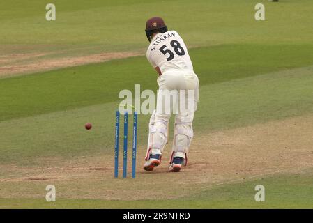 London, Großbritannien. 28. Juni 2023. Surreys Sam Curran wird von will Williams gebowlt, während Surrey es mit Lancashire bei der County Championship am vierten Tag des Kia Oval aufnehmen wird. Kredit: David Rowe/Alamy Live News Stockfoto