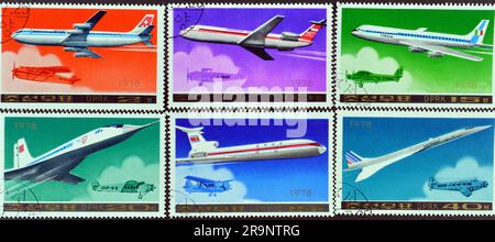 Von Nordkorea gedruckte Briefmarken, die Passagierflugzeug zeigen, ca. 1978. Stockfoto