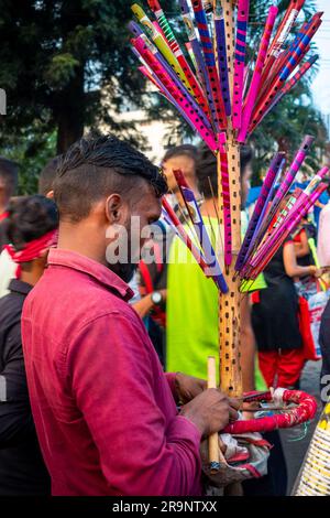 Oktober 19. 2022, Dehradun, Uttarakhand, Indien. Ein Straßenverkäufer, der Bambusflöten während der Dussehra Festival Fair verkauft. Stockfoto