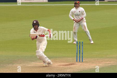 London, Großbritannien. 28. Juni 2023. Surreys Tom Lawes schlägt gegen Lancashire bei der County Championship im Kia Oval, Tag vier. Kredit: David Rowe/Alamy Live News Stockfoto