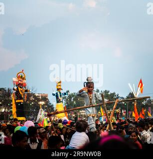 Oktober 19. 2022, Dehradun, Uttarakhand, Indien. Ein kleines Mädchen, das beim Vijayadashami Festival (DUSSEHRA) einen Seilspaziergang mit einer Waage vorführt Stockfoto