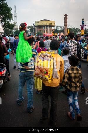 Oktober 19. 2022, Dehradun, Uttarakhand, Indien. Ein süßes indisches Mädchen auf der Schulter ihres Vaters auf der Straße während der Messe. Stockfoto