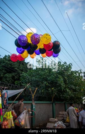 Oktober 19. 2022, Dehradun, Uttarakhand, Indien. Fröhliche bunte Ballons in der Luft mit blauem Himmel im Hintergrund. Stockfoto