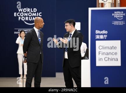 (230628) -- TIANJIN, 28. Juni 2023 (Xinhua) -- Teilnehmer sprechen miteinander im Dorf der 14. Jahrestagung der neuen Champions, auch bekannt als Summer Davos, in der nordchinesischen Gemeinde Tianjin, 28. Juni 2023. Die 14. Jahrestagung der neuen Champions, auch bekannt als Summer Davos, wurde am Dienstag in Chinas Tianjin eröffnet. Guthaben: Xinhua/Alamy Live News Stockfoto