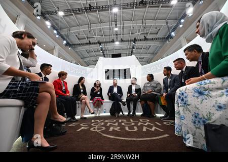 (230628) -- TIANJIN, 28. Juni 2023 (Xinhua) -- Teilnehmer sprechen miteinander im Dorf der 14. Jahrestagung der neuen Champions, auch bekannt als Summer Davos, in der nordchinesischen Gemeinde Tianjin, 28. Juni 2023. Die 14. Jahrestagung der neuen Champions, auch bekannt als Summer Davos, wurde am Dienstag in Chinas Tianjin eröffnet. Guthaben: Xinhua/Alamy Live News Stockfoto