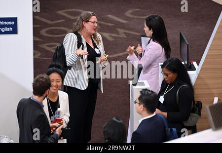 (230628) -- TIANJIN, 28. Juni 2023 (Xinhua) -- Teilnehmer sprechen miteinander im Dorf der 14. Jahrestagung der neuen Champions, auch bekannt als Summer Davos, in der nordchinesischen Gemeinde Tianjin, 28. Juni 2023. Die 14. Jahrestagung der neuen Champions, auch bekannt als Summer Davos, wurde am Dienstag in Chinas Tianjin eröffnet. Guthaben: Xinhua/Alamy Live News Stockfoto