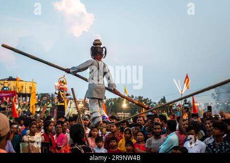 Oktober 19. 2022, Dehradun, Uttarakhand, Indien. Ein kleines Mädchen, das beim Vijayadashami Festival (DUSSEHRA) einen Seilspaziergang mit einer Waage vorführt Stockfoto