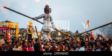 Oktober 19. 2022, Dehradun, Uttarakhand, Indien. Ein kleines Mädchen, das beim Vijayadashami Festival (DUSSEHRA) einen Seilspaziergang mit einer Waage vorführt Stockfoto