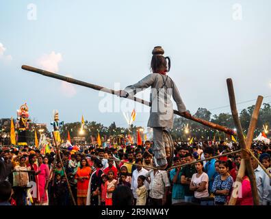 Oktober 19. 2022, Dehradun, Uttarakhand, Indien. Ein kleines Mädchen, das beim Vijayadashami Festival (DUSSEHRA) einen Seilspaziergang mit einer Waage vorführt Stockfoto