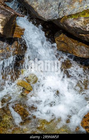 Bergbach, Wassermangel oder -Fülle und Dürre. Trockene Flüsse. Stockfoto