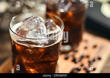 Eisgekühlter americano-Kaffee mit Kaffeebohnen, selektiver Fokus Stockfoto