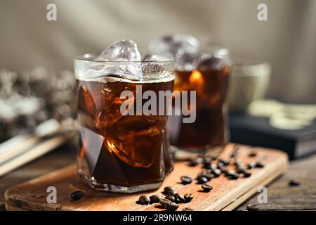Eisgekühlter americano-Kaffee mit Kaffeebohnen, selektiver Fokus Stockfoto