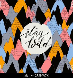 Nahtloses Vektormuster mit dekorativen Bergen im skandinavischen Stil mit handgezeichneten Ornamenten ethnischer Herkunft und Schriftzug „Stay Wild“ Stock Vektor