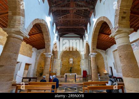 Das Innere der Kirche Santa Maria dei Greci in der Altstadt von Agrigento, einschließlich eines mittelalterlichen Wandbildes aus dem 14. Jahrhundert, Sizilien, Italien. Stockfoto