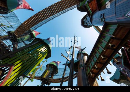 Blick auf das Lillidorei Village am Tag im Alnwick Garden in Alnwick, Northumberland Stockfoto