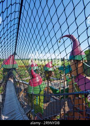 Blick auf das Lillidorei Village am Tag im Alnwick Garden in Alnwick, Northumberland Stockfoto