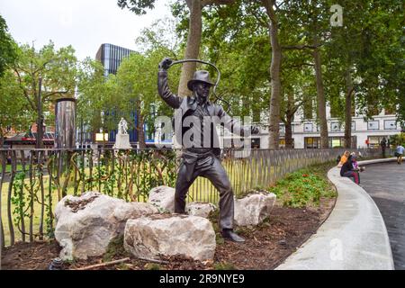 London, Großbritannien. 28. Juni 2023 Auf dem Leicester Square wurde eine neue Skulptur von Indiana Jones enthüllt, die Teil des permanenten Statue Trail „Scenes in the Square“ mit berühmten Filmfiguren ist. Die Enthüllung der Statue fällt zeitlich mit der Eröffnung von Indiana Jones und The Dial of Destiny in Großbritannien zusammen. Kredit: Vuk Valcic/Alamy Live News Stockfoto