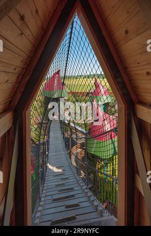 Blick auf das Lillidorei Village am Tag im Alnwick Garden in Alnwick, Northumberland Stockfoto