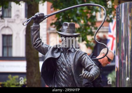 London, Großbritannien. 28. Juni 2023 Auf dem Leicester Square wurde eine neue Skulptur von Indiana Jones enthüllt, die Teil des permanenten Statue Trail „Scenes in the Square“ mit berühmten Filmfiguren ist. Die Enthüllung der Statue fällt zeitlich mit der Eröffnung von Indiana Jones und The Dial of Destiny in Großbritannien zusammen. Kredit: Vuk Valcic/Alamy Live News Stockfoto