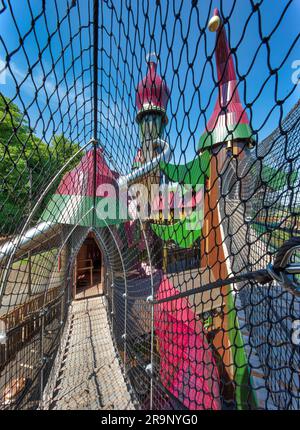 Blick auf das Lillidorei Village am Tag im Alnwick Garden in Alnwick, Northumberland Stockfoto