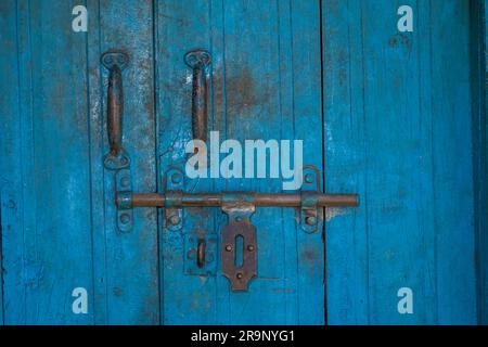 Alte Holztür des Hauses in einem kleinen Dorf in Indien, Uttarakhand Stockfoto