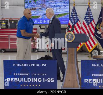 Philadelphia, Pa – 17. Juni 2023: Präsident Joe Biden begrüßt Shailen Bhatt, Administrator der Bundesautobahn, bei einem Briefing. Stockfoto