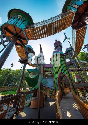 Blick auf das Lillidorei Village am Tag im Alnwick Garden in Alnwick, Northumberland Stockfoto