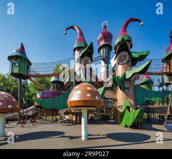 Blick auf das Lillidorei Village am Tag im Alnwick Garden in Alnwick, Northumberland Stockfoto