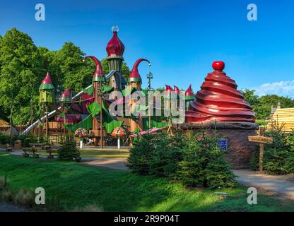 Blick auf das Lillidorei Village am Tag im Alnwick Garden in Alnwick, Northumberland Stockfoto